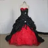 Gothic Zwart En Rood Baljurk Trouwjurk Sweetheart Hals Mouwloos Lange Sleep Bruidsjurken Vintage Victoriaanse Ruches Taft B3139482