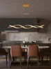 Lampade a sospensione Ristorante nero Lampadario a led Illuminazione Arte nordica Oscuramento Lungo moderno Caffè Tavolo da pranzo Bar Decorazione per ufficio Lampadario