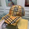 Designer Burbberies Ball CPAS New England Plaid Rainbow Men039S Women039S Universal Baseball Cap Plaid mångsidig fyra säsong4117634