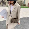 Handtaschen Outlet Leder Damen 2023 Frühjahr und Sommer neue mittelalte Tasche Mini Boston One Shoulder Messenger Vintage bedruckte Tasche