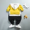 ベビー幼児の男の子2pc服の手紙長袖フード付きコートTシャツパンツセット45pu