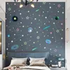 Lysande färgglada stjärnor väggklistermärken glöd i den mörka heminredningen fluorescerande klistermärken för barn rum sovrum takvägg dekaler 220510