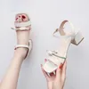 Sandaler 2022 Kvinnor Sommar Mode Kvinnors Högklackat Läder Läder Ankelband Ladies Peep Toe Square