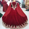 Abito da sposa marocchino bordeaux di lusso 2022 Manica a mantella Velluto vintage Abito da sposa caftano arabo musulmano Dubai Perline di pizzo Sposa Engagemant Robe de mariage