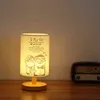 Moderna massiva trä bordslampor enkla tygtryck bordslampa för sovrum sovlampa USB -plugg heminredning bordsljus h220423