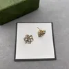 Rhinestone Flower Letter Charm Earrings Ladies Diamond Floral Earndrops Personlighet Temperament Crystal Danglers grossist