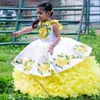 Söt mexikansk vit och gul boll puffig blomma flickor klänningar remmar 3d blommor snörning broderi spetsar barn första nattvards klänning
