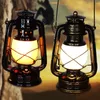 Tischlampen tragbare Vintage Lantern Campinglampe wiederaufladbare Outdoor -Zelt -LED Hanging Light Iron Retro Kerosin Flackering Flame Lighttable