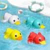 ألعاب حمام الأطفال للأطفال يسبحون ضفادعًا لطيفًا