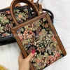 Designväska damer handväska liten tote cross body påsar messenger väska lyx broderad snidad oljemålning vertikal portfölj av high-end portable fyrkantig tryckväska