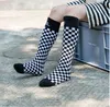 素晴らしい品質ファッションブランドの男の子の女の子コットンソックス秋の冬の子供の手紙印刷された格子縞の膝までチューブソックス子供靴下の長さ32cm