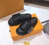 Las zapatillas de suela gruesa de cuero de verano 2022 están a la moda y son informales. Use sandalias de playa afuera