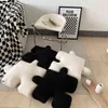 Puzzle de decoração moderna simples e branca, estilo de decoração preenchida em forma de almofada em forma de piso colorido de piso