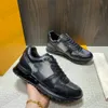 Męskie buty designerskie 22ss Run Away Sneaker Monogramy Kwiatowe trampki Luksusowe skórzane białe czarne buty sportowe na co dzień Lekka gumowa podeszwa zewnętrzna 1A8KJA 1A8KIS