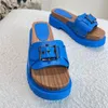 Luxus Sommer Schuhe Frauen Echtes Leder Plattform Strand Hausschuhe Gürtel Schnalle Chunky Heels Slides Flip-Flops Designer Schuhe