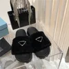 Designers pour femmes pantoufles moelleuses sandales de créateur de luxe Sandales en peluche de glissière plate de labage plat décontractées de la marque de mode de mode de mode avec boîte avec boîte