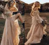 Champagne Country Western Wedding Gowns med långa ärmar Retro Cowgir V-Neck Bohemian spets brudklänningar svep Train Tulle A Lin297p