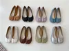 Scarpe eleganti Designer New Korean Split Toe Shoes Chic Scarpe da balletto morbide personalizzate Mocassini piatti Sandali estivi 220324