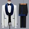 Moda beyaz kabartma damat smokin bordo kadife kadife şal yaka bride damat blazer erkekler resmi takım elbise balo partisi kıyafetler (ceket pantolon kravat yelek) 801