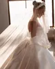 Magnifiques perles robe de bal robes de mariée sans bretelles cou robes de mariée plissées avec grand arc cathédrale train Satin robe De Novia7980619