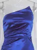 Strapless Royal Blue Satin Maxi Klänning Ruched Split Sträcklig Ärmlös Baklösa Asymmetrisk Golv Längd Kväll Gown Y220401