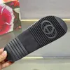 New Mens Luxury Designer Slippers Upper com o logotipo da marca Destaqueing de marca Charm Pool Slipper Flip Flop Casual Classual Combinação atemporal sola de borracha