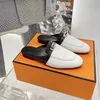 2021 Topless Half tofflor för kvinnor som bär snygga flip-flops läder platt webb kändis Muller loafers med ingen häl designer