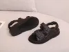 Sandaler White Black Leather Mules Slides Strap Flats Printed Dad Casual Shoes Hook and Loop Beach Shoe Importerad Fårskinn Foderstorlek 35-40