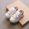 2022 printemps nouveaux enfants mode doux blanc garçons chaussures de sport style coréen étudiants à lacets baskets légères pour filles polyvalent Y220510