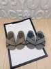 GGLIES Luksusowy moda Dzieci Slipper Chłopiec Dziewczyna Letni sandałowe rozmiary 26-35 Baby Beach Slides Dziecko Stripe House Kapcie, w tym marka pudełka na buty