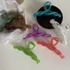 النسخة الكورية من اللون البسيط Candy Color 13cm Twist Twist Hair Claw للفتيات الأنيقة Plastlic Shark Clip