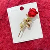 Preço em massa Diamod Gesto Gesto Red Lips Broches Para mulheres Rose Flower Pin Suitores