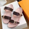 BOM DIA FLAT MULE SANDALS 1A3R5M 시원한 손쉬운 세련된 슬라이드 조정 된 금 버클 여성 여름 슬리퍼로 2 스트랩