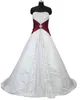 Vit och Burgundy Broderi Bröllopsklänningar Lace-up Corset Gothic Sweep Train Strapless Satin Bridal Gowns Vestido de Novia