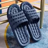 Slippers Hole com vazamento Banheiro sola banheira de banho sandálias de verão internas homens homens casais sapatos anti-deslizamentos slides houseslippers