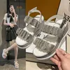 Sandaler Kvinnor 2022 Summer Luxury Rhinestone Belt Buckle Semi Slippers Thick Soled Muffin Bottom Fashion Extern Sandasandals