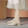 2022 여름 뉴 여자 신발 두꺼운 발 뒤꿈치 캐릭터 뾰족한 리니 논 장식용 샌들 여성 착용 슬리퍼 G220525