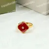 Fashion designer di diamanti Anello a fascia molti colori gioielli con conchiglia di trifoglio Fedi nuziali placcate 18 carati per le donne Festa Anniversario engagementme2572