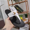 Lyxig designer damer platt sandaler brev metall spänne horsebit tofflor honung dekoration utomhus strand flip flop stor storlek 35-41-42-43