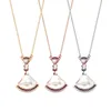 Mode kvinna designer halsband vit skal kjol hängsmycke rosa diamant lyx rostfritt stål scalloped halsband smycken