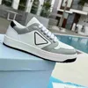 Sapatos Designer District de couro calfs pele respirável Triângulo de borracha Comfort Sneaker