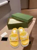 2022 Bra designer tofflor kilklacke täcker spänne nit dekoration pumpar glider femme casual skor läder catwalk damer