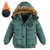 2022新しい冬の少年ジャケットの裏地とフリースを保持する暖かい毛皮の襟フード付きヘビーコート