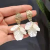 Clip-on & Screw Back Temperament Resin Shell Flower Clip On Earrings For Women White Acrylic Flowers Shape Clips Without Pierced EarsClip-on