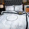 Luxury Queen Designer Bedging Sets 4 ШТ. / Установлен Белый Черный Черный Размер Шелковый Доступный Крышка Летняя Кровать Мода Наволочки