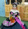 Speciale gelegenheid jurk bloemmotief Velvet Vestidos de 15 anos 2023 gezwollen borduurwerk quinceanera jurken off-the-shoulder zoet 16 lange prom jurk zwarte kweepeer peplum