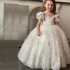 Abiti da ragazza di fiori per matrimonio Abito da battesimo in pizzo con spalle scoperte Manica corta a maniche corte Abito da battesimo di compleanno bianco avorio 326 326