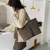 Opruimingsuitgangen online handtas trendy handtassen veelzijdige herfst- en schattige draagbare crossbody -verkoop