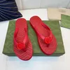 2022 Tasarımcı Terlik Kadın Chevron Tanga Sandalet Parmak Arası Terlik Moda Terlik Dokulu Desenler Kauçuk Alt Siyah Kırmızı Kutulu Yaz Plaj Rahat Ayakkabılar 351