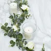 Dekorativa blommor kransar falska vit rosen vinrank krans hängande konstgjorda växter med murgröna eukalyptus lämnar bröllop el festträdgård vägg